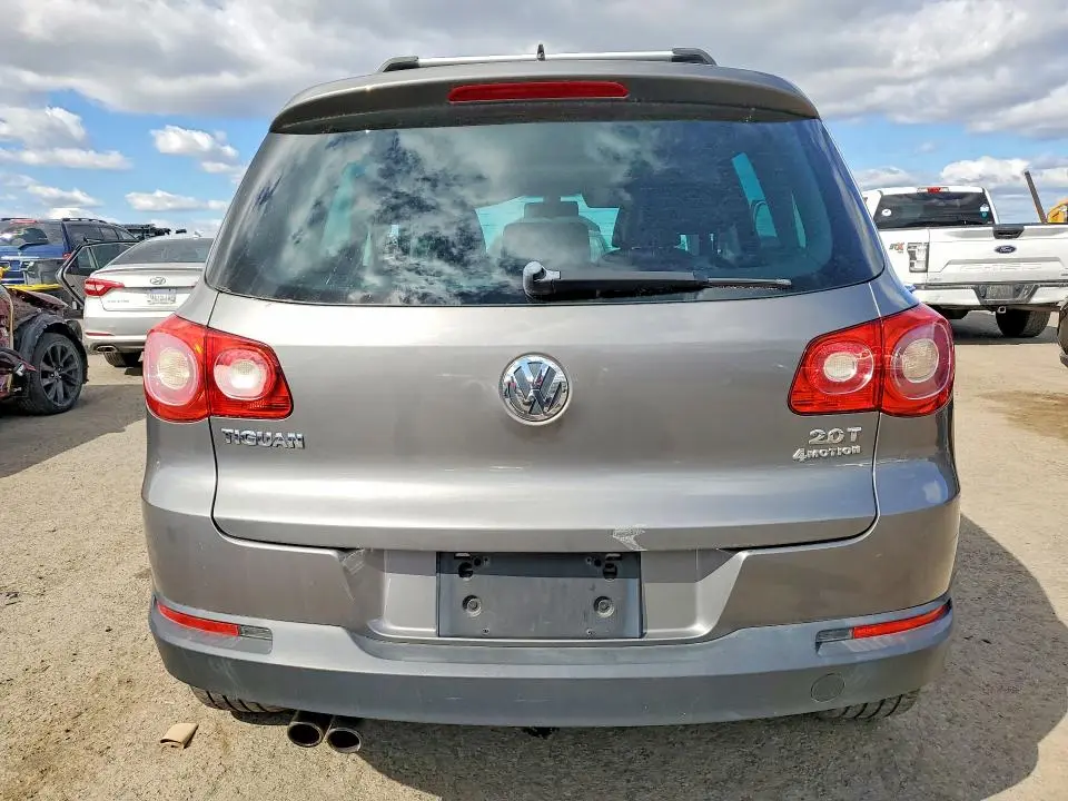 2011 VOLKSWAGEN TIGUAN S  