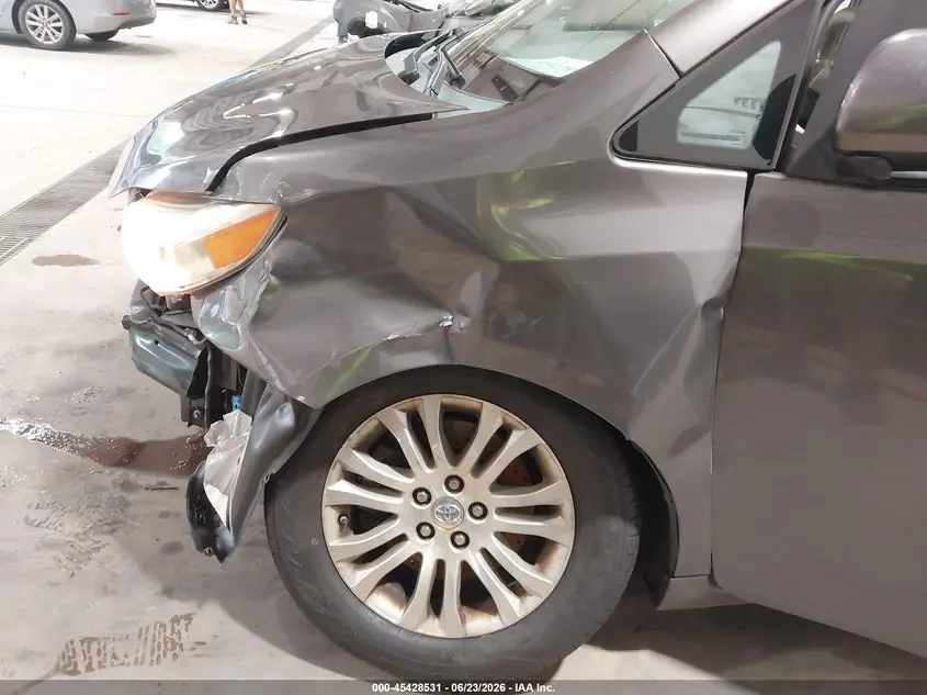 2014 TOYOTA SIENNA XLE V6 8 PASSENGER