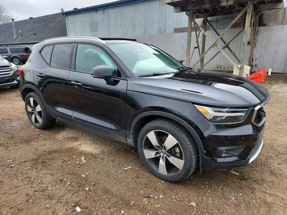 2020 VOLVO XC40 T5 MOMENTUM  