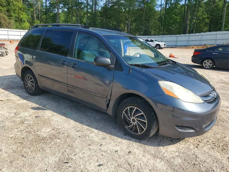2010 TOYOTA SIENNA LE 8-PASSENGER  