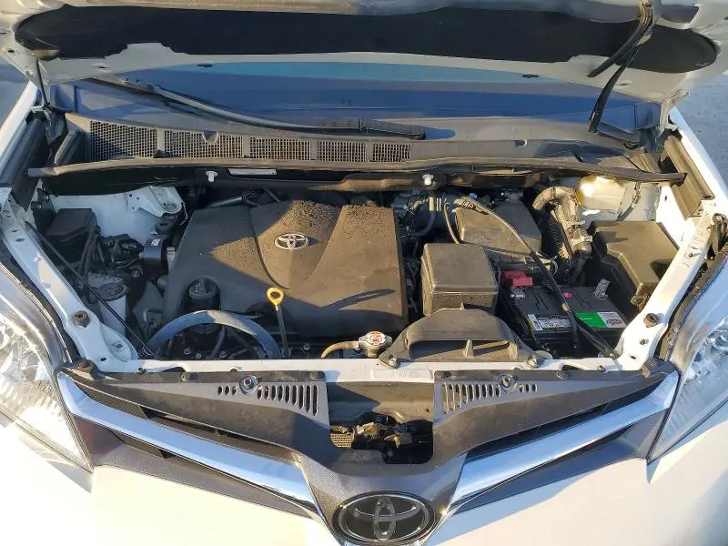 2020 TOYOTA SIENNA XLE  