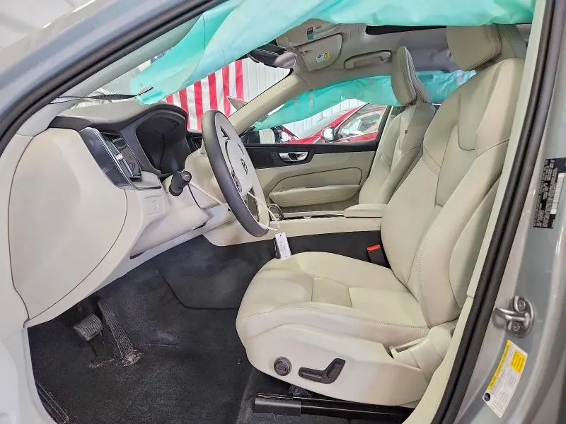 2025 VOLVO XC60 PLUS  