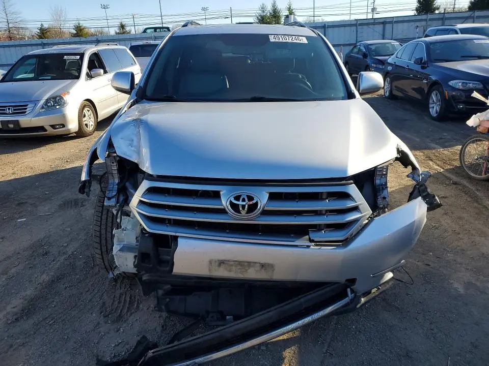 2013 TOYOTA HIGHLANDER SE  