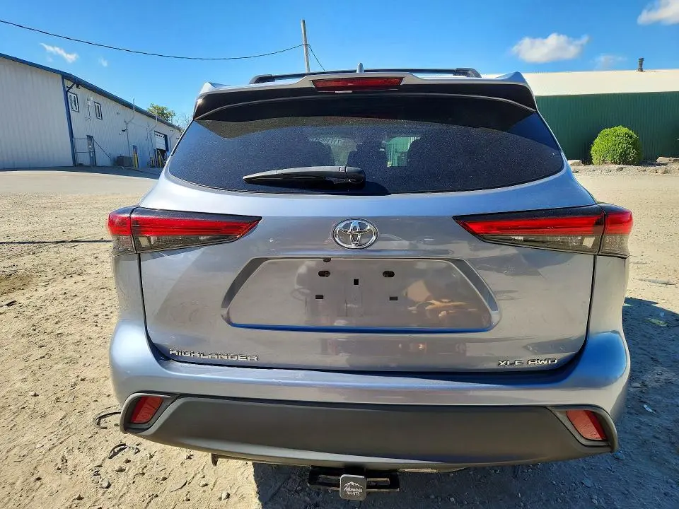 2021 TOYOTA HIGHLANDER XLE  
