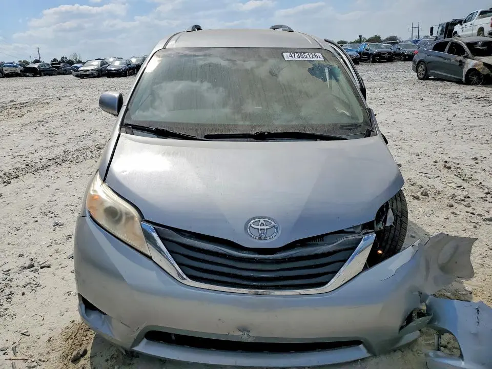 2013 TOYOTA SIENNA LE 8-PASSENGER  