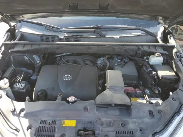 2019 TOYOTA HIGHLANDER SE  