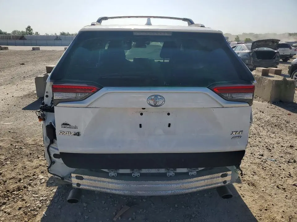 2021 TOYOTA RAV4 XLE  