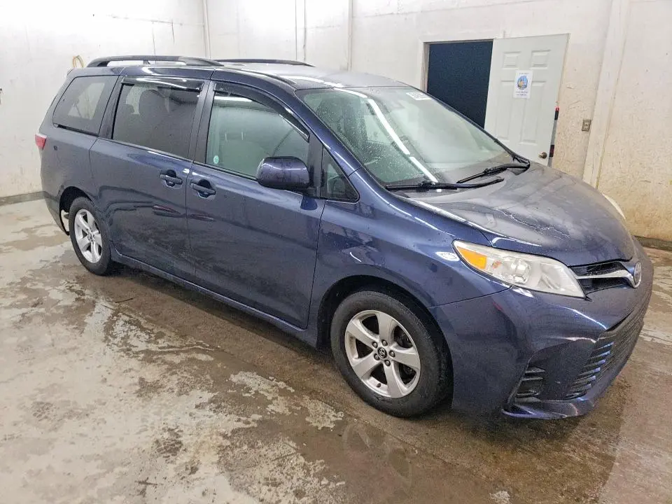 2018 TOYOTA SIENNA LE  