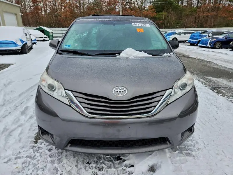 2017 TOYOTA SIENNA LE  