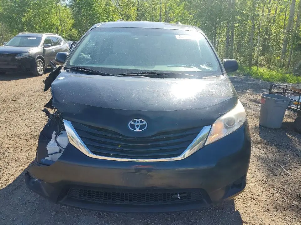 2015 TOYOTA SIENNA LE  