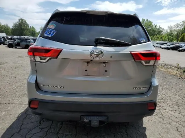 2017 TOYOTA HIGHLANDER SE  