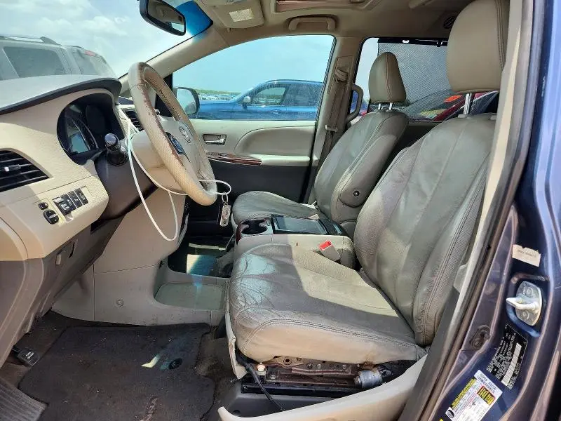 2014 TOYOTA SIENNA XLE 8-PASSENGER  
