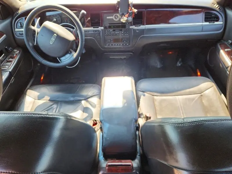 2011 LINCOLN TOWN CAR EXECUTIVE L  