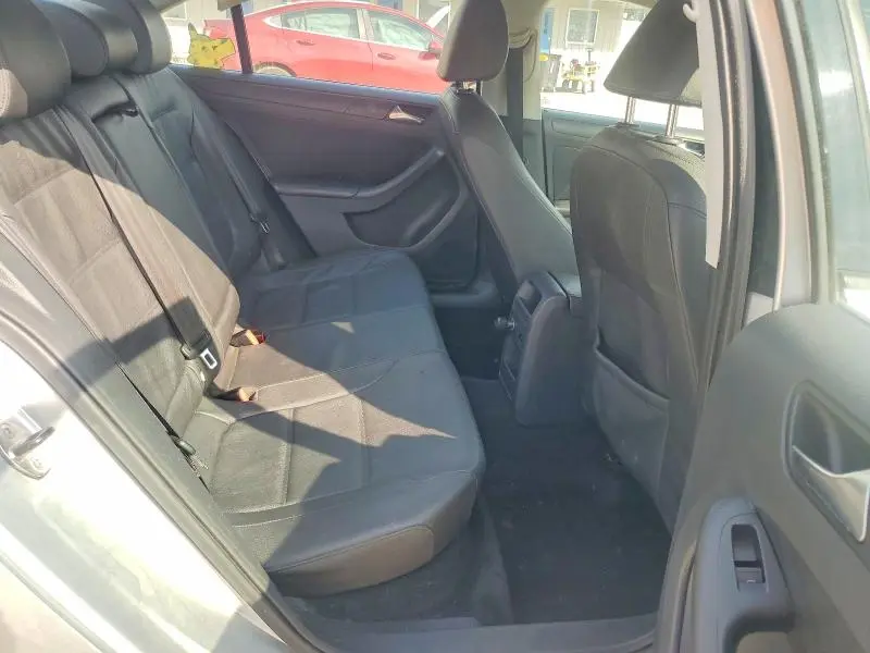 2011 VOLKSWAGEN JETTA SE  