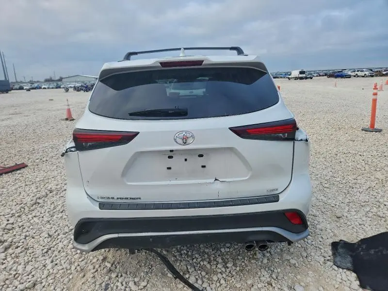 2024 TOYOTA HIGHLANDER LE  