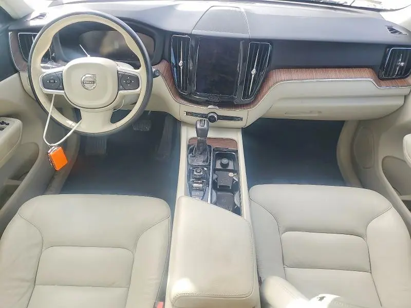 2021 VOLVO XC60 T5 MOMENTUM  