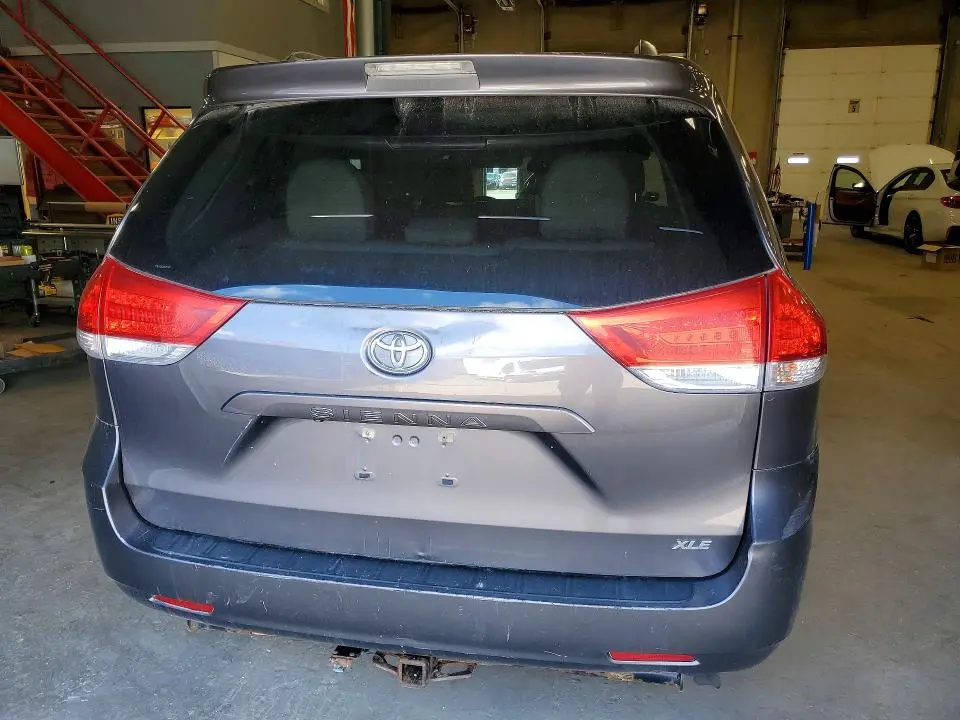 2013 TOYOTA SIENNA XLE 8-PASSENGER  