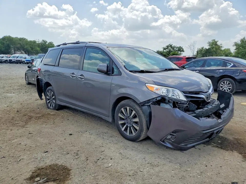 2018 TOYOTA SIENNA XLE 7-PASSENGER  