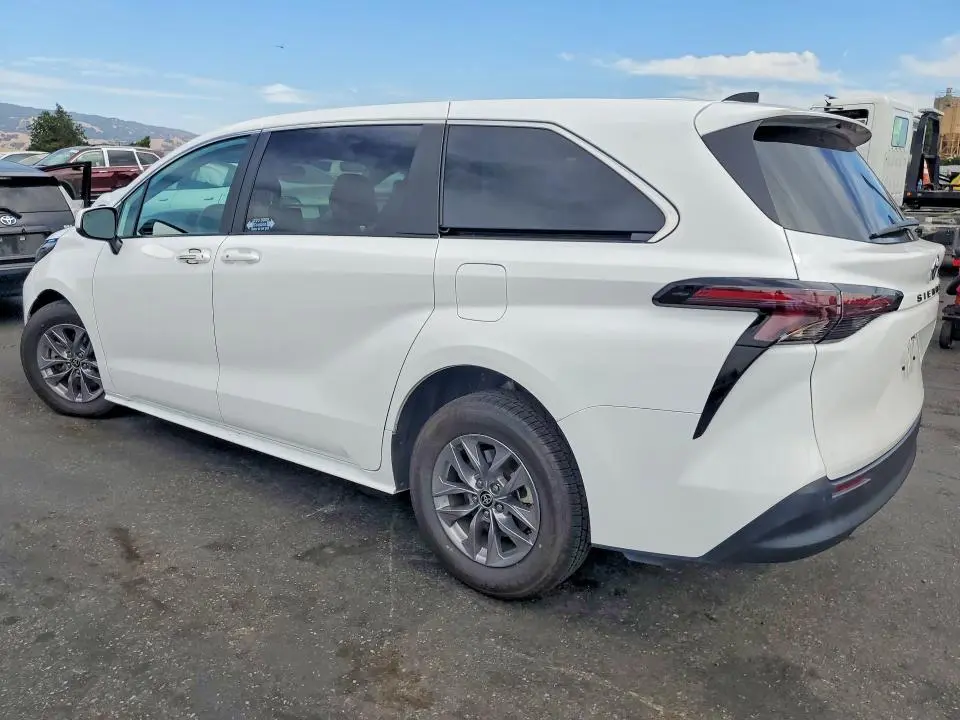2024 TOYOTA SIENNA LE  