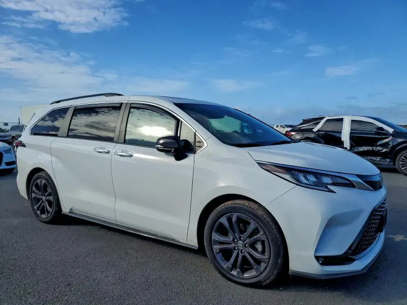 2024 TOYOTA SIENNA XSE  
