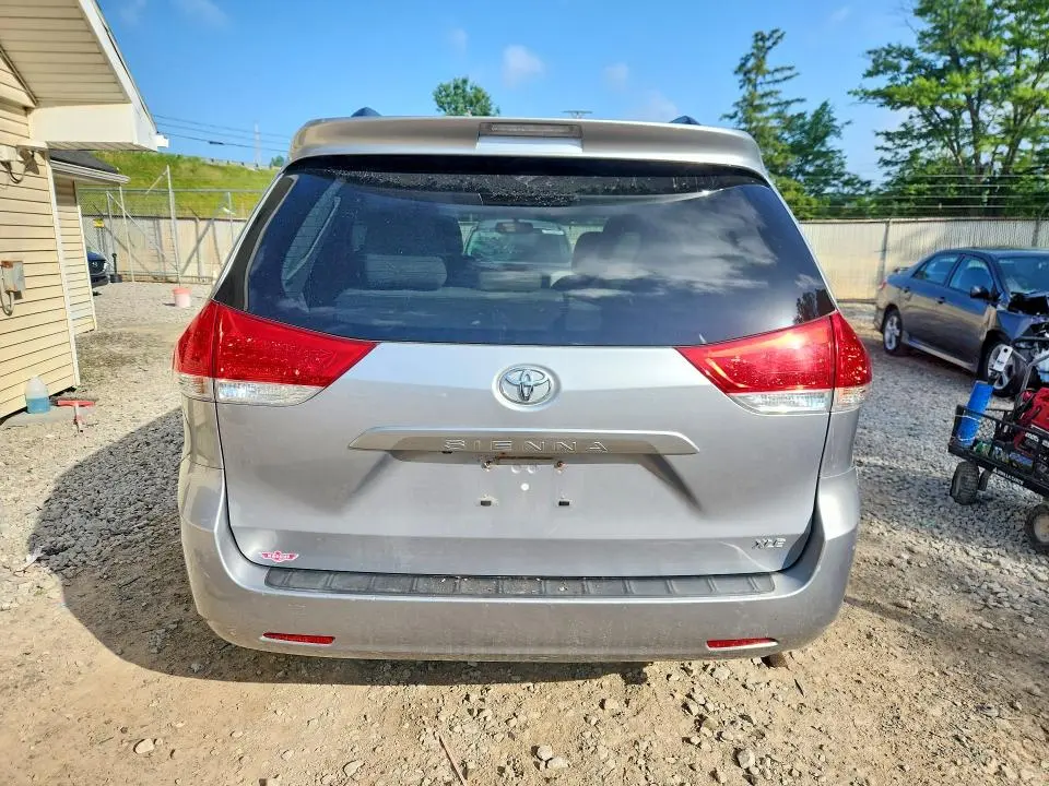 2014 TOYOTA SIENNA XLE 8-PASSENGER  