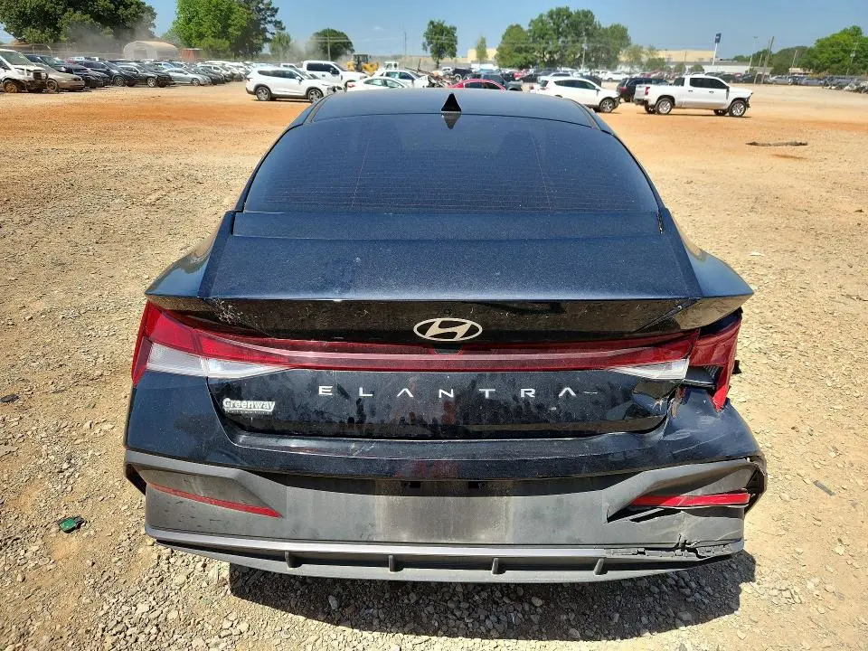 2024 HYUNDAI ELANTRA SE  