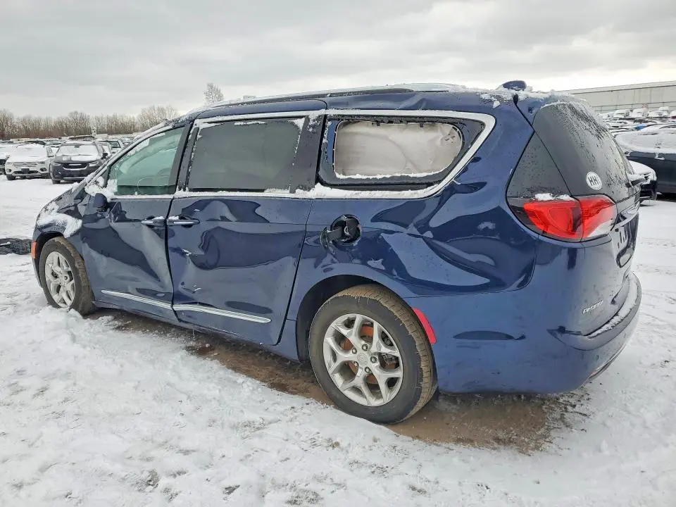 2017 CHRYSLER PACIFICA LIMITED  