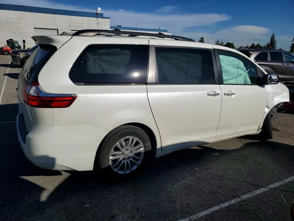 2016 TOYOTA SIENNA XLE  