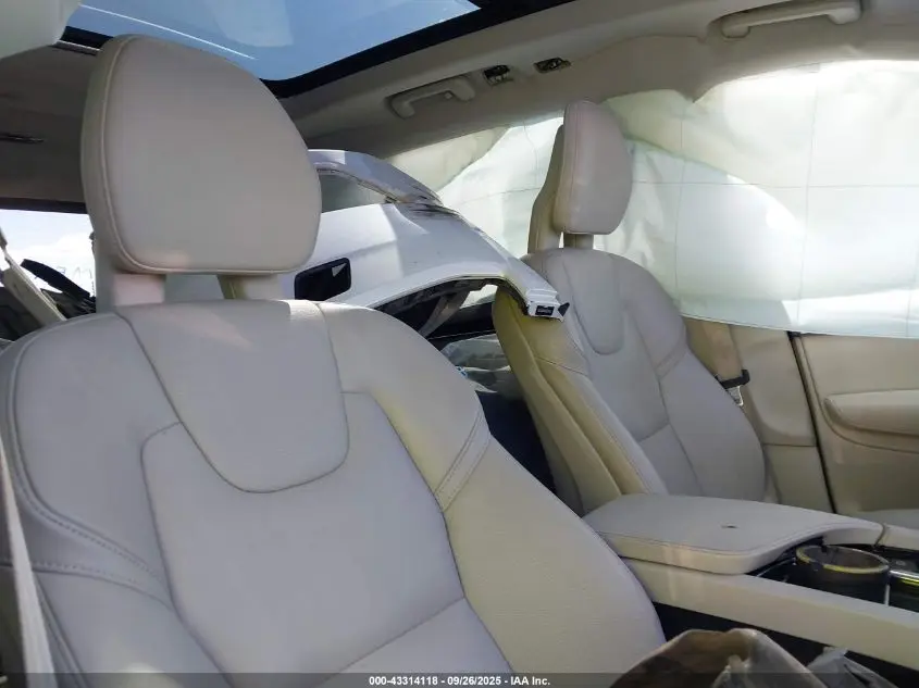 2017 VOLVO XC90 T6 MOMENTUM