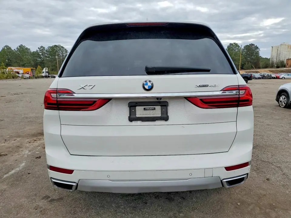 2021 BMW X7   