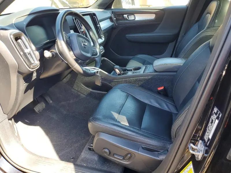 2020 VOLVO XC40 T5 MOMENTUM  