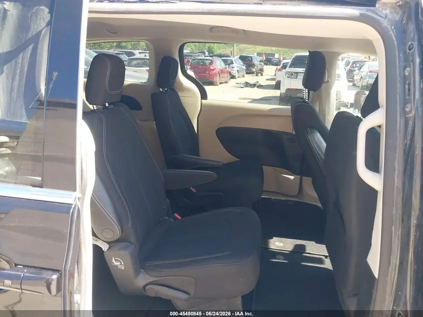 2022 CHRYSLER VOYAGER LX