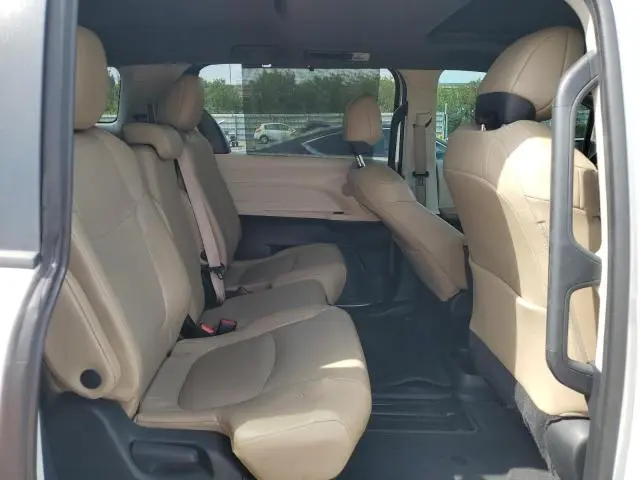 2021 TOYOTA SIENNA XLE  