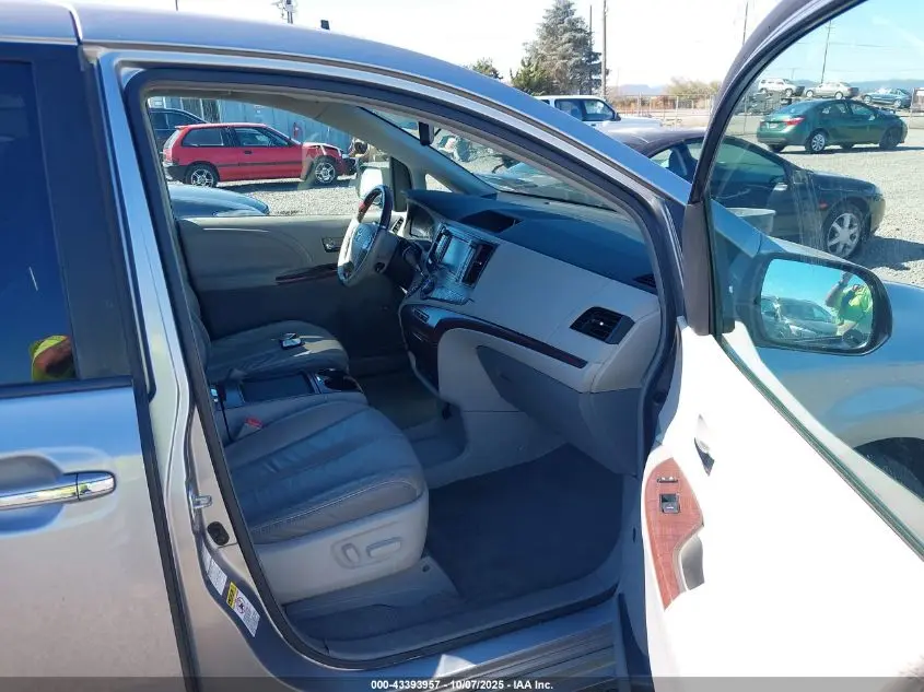 2011 TOYOTA SIENNA LIMITED