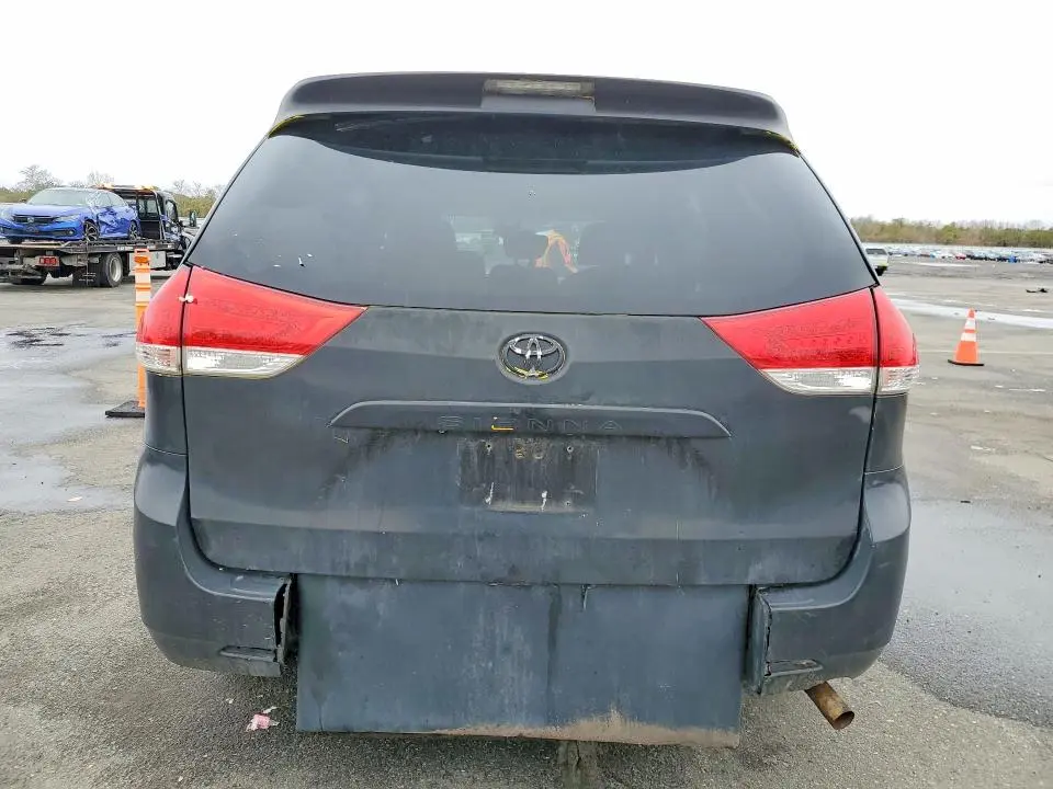 2013 TOYOTA SIENNA LE 8-PASSENGER  