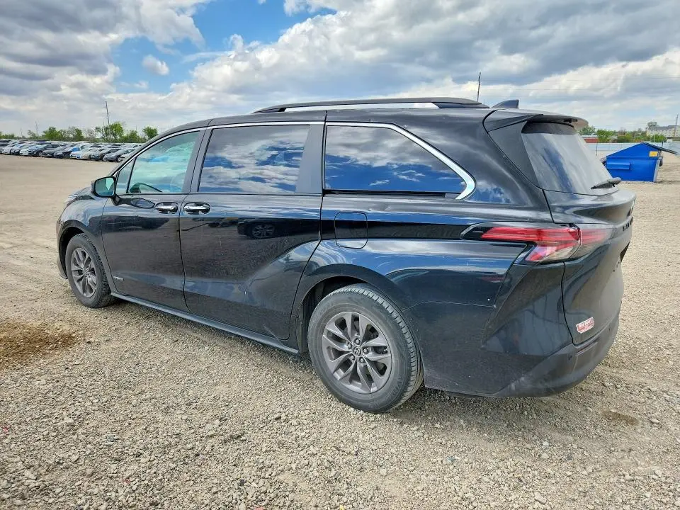 2021 TOYOTA SIENNA XLE  