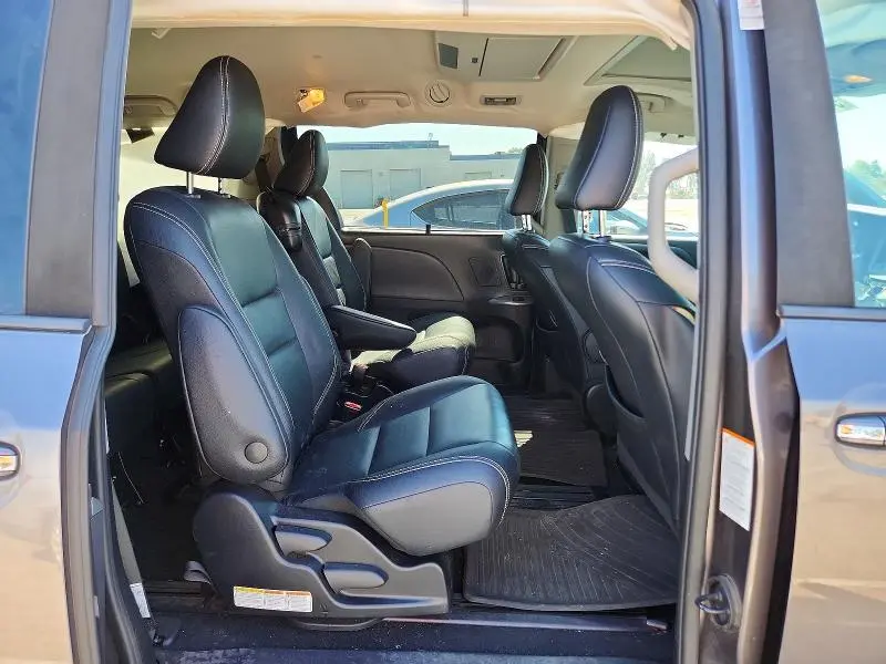 2020 TOYOTA SIENNA SE PREMIUM 8-PASSENGER  
