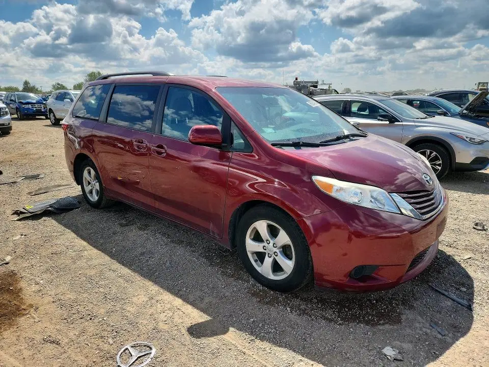 2015 TOYOTA SIENNA LE  