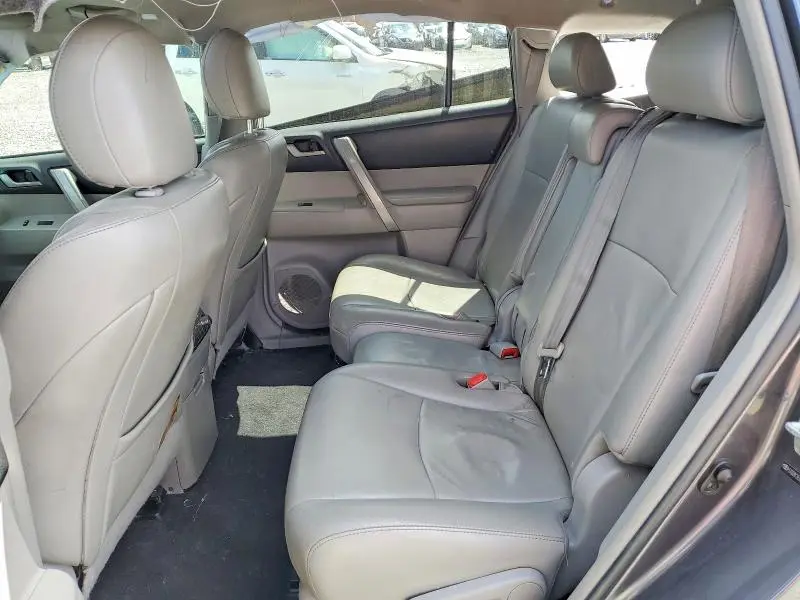 2012 TOYOTA HIGHLANDER SE  