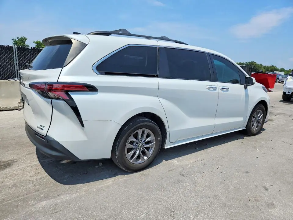 2022 TOYOTA SIENNA XLE  