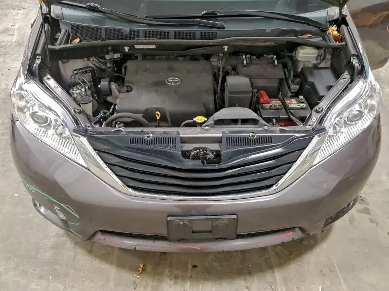 2013 TOYOTA SIENNA LE  
