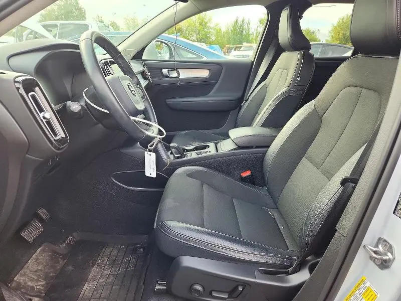 2020 VOLVO XC40 T5 MOMENTUM  