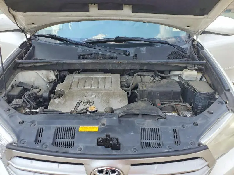 2011 TOYOTA HIGHLANDER SE  