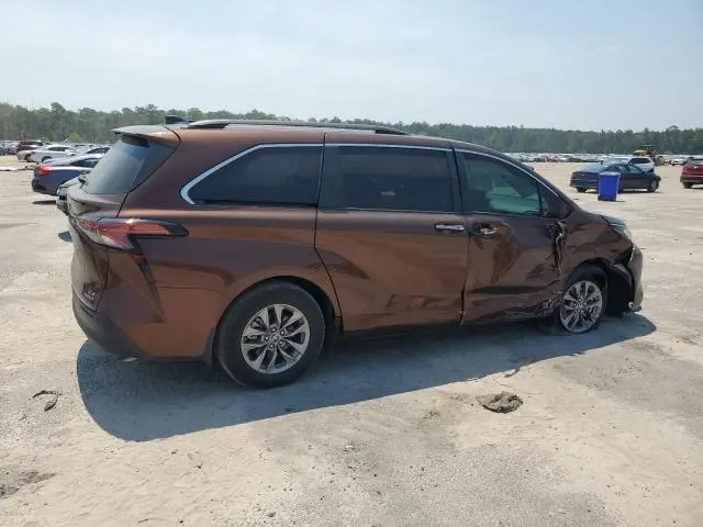 2021 TOYOTA SIENNA XLE  