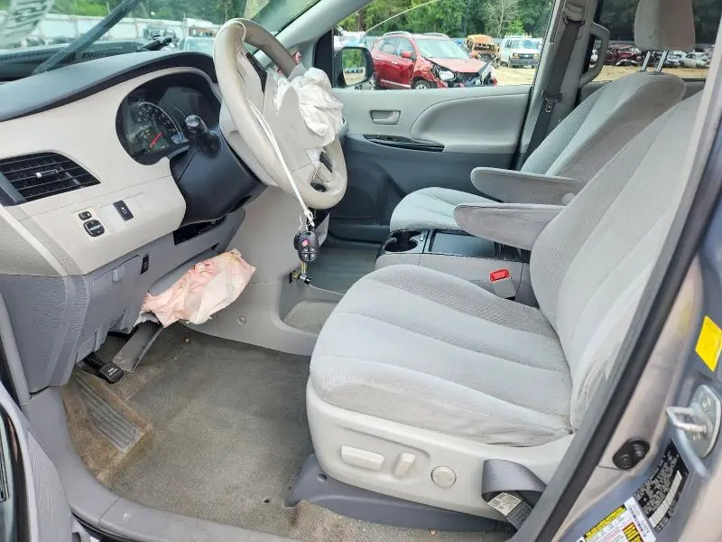 2011 TOYOTA SIENNA   