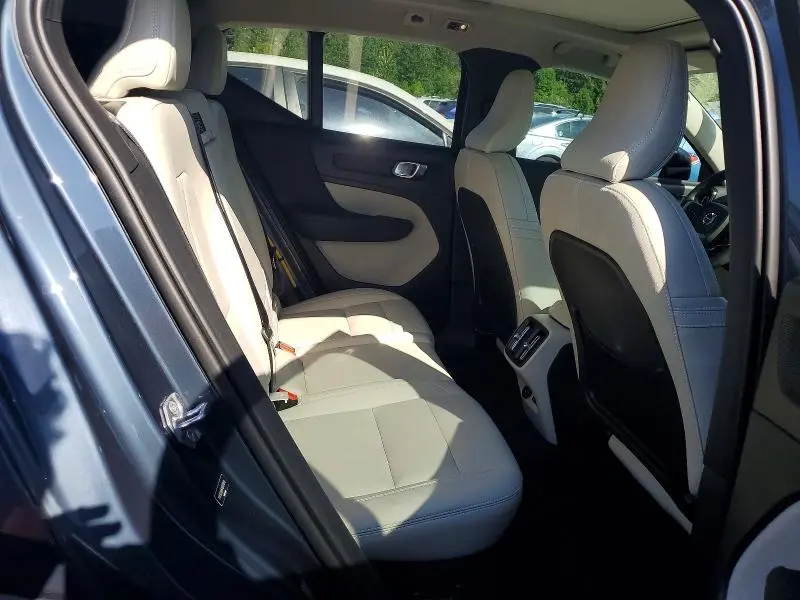 2021 VOLVO XC40 T5 MOMENTUM  