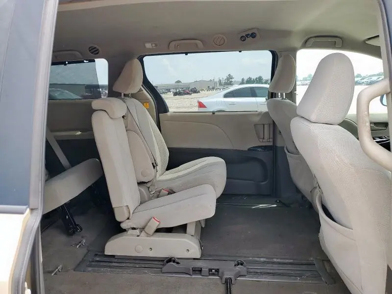 2011 TOYOTA SIENNA LE