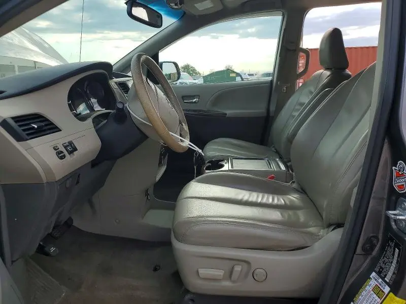 2014 TOYOTA SIENNA XLE 8-PASSENGER  