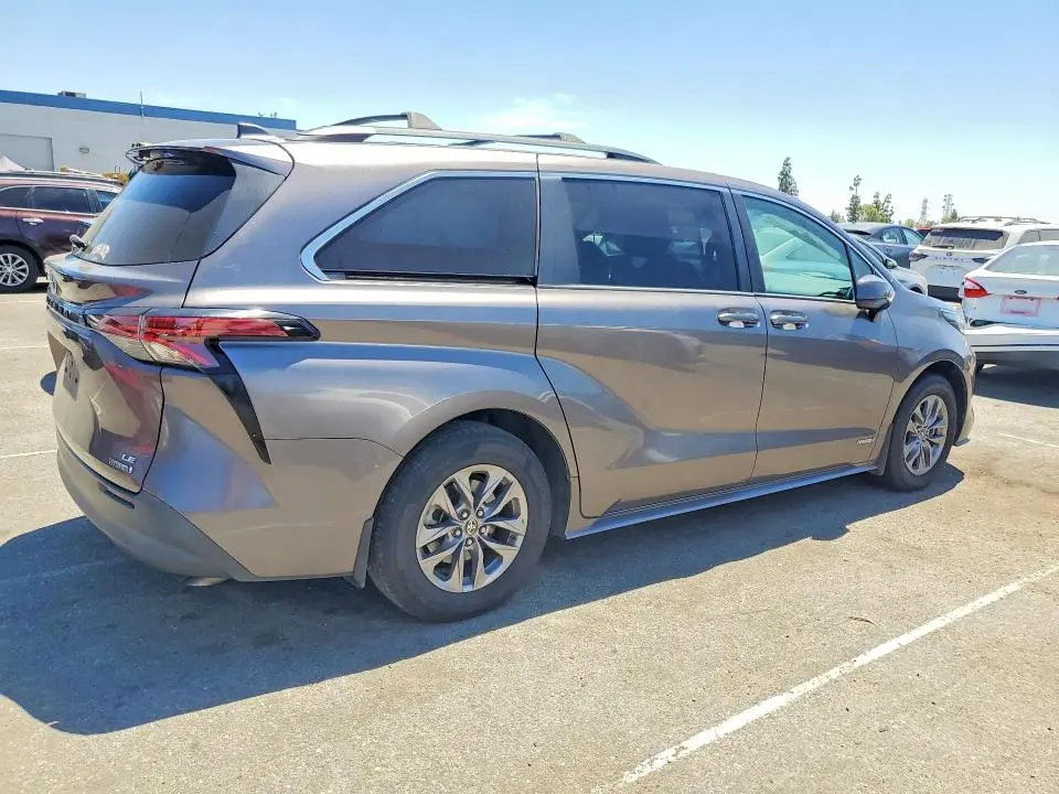 2021 TOYOTA SIENNA LE  