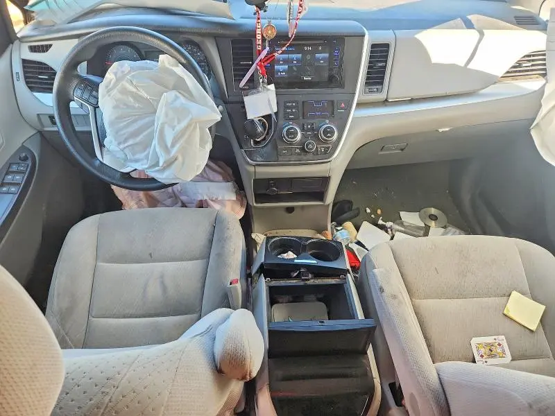 2017 TOYOTA SIENNA LE  